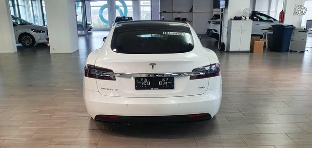 Tesla Model S 12