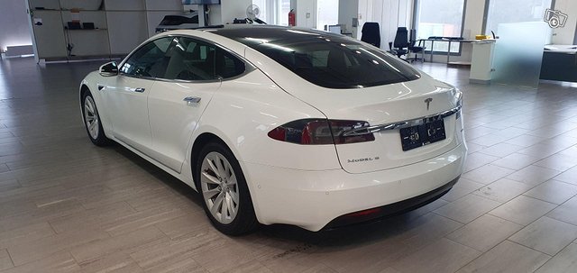 Tesla Model S 13