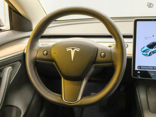 Tesla Model 3 4