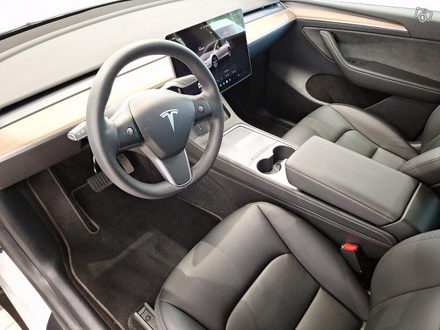 Tesla Model Y 10