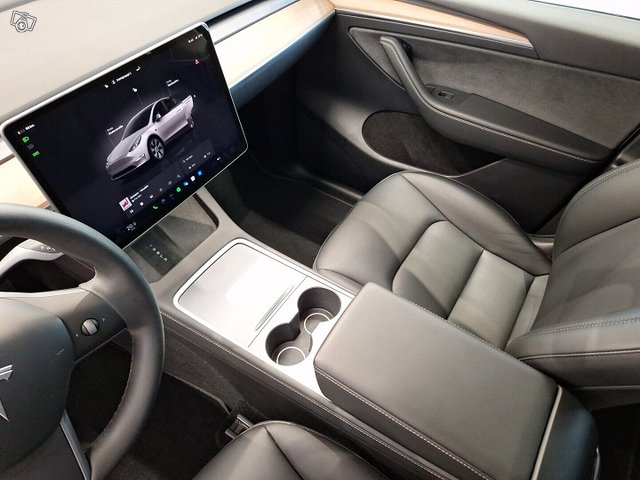 Tesla Model Y 14