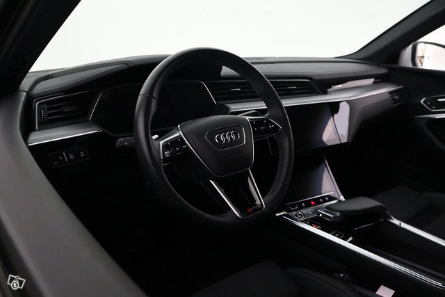 Audi E-tron 16