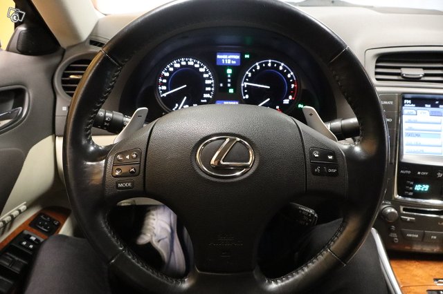 Lexus IS 9