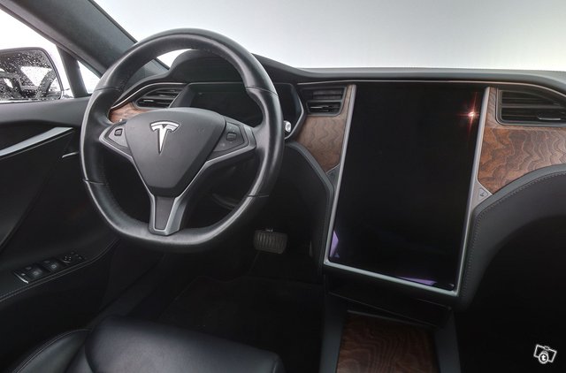 Tesla Model S 9