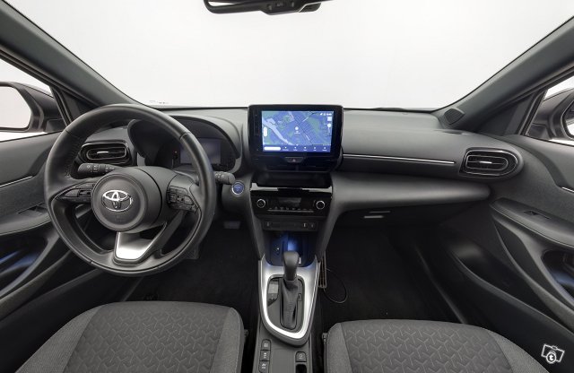 TOYOTA Yaris Cross 8