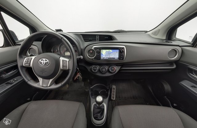 TOYOTA Yaris 8