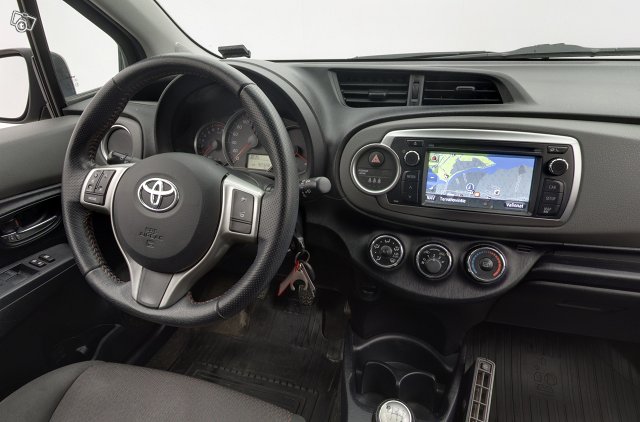 TOYOTA Yaris 9