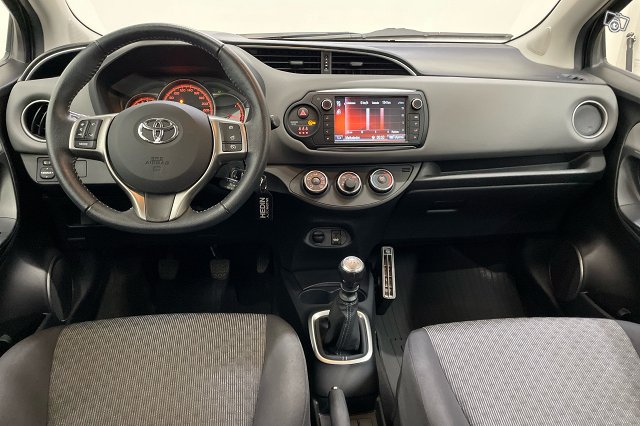 TOYOTA YARIS 8