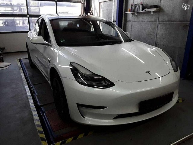 Tesla Model 3 8