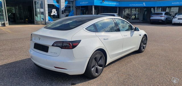 Tesla Model 3 11