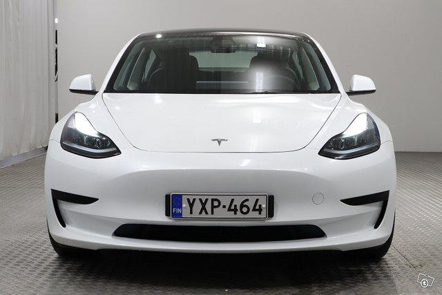 Tesla Model 3 8