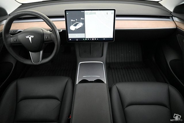 Tesla Model 3 8