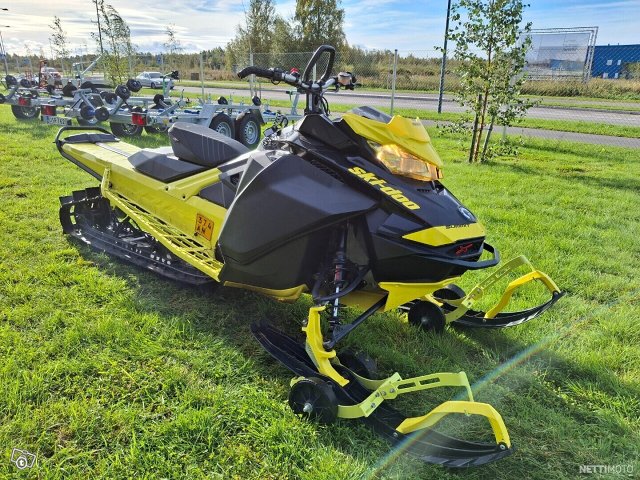 Ski-Doo Summit 1