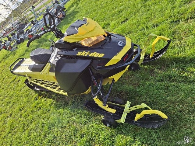 Ski-Doo Summit 4