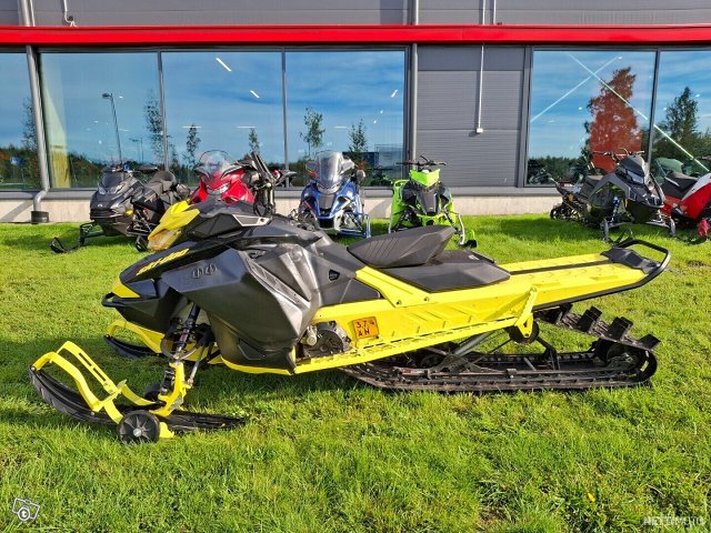 Ski-Doo Summit 6