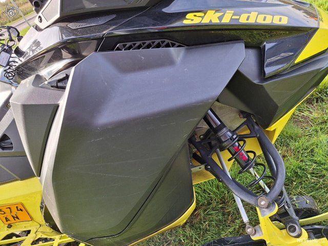 Ski-Doo Summit 10