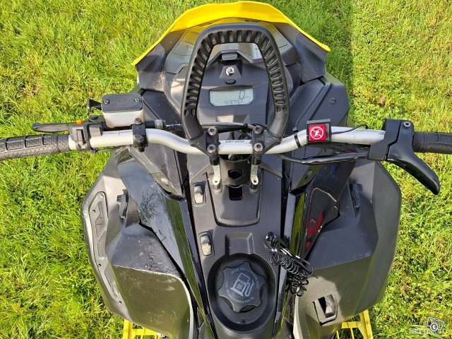 Ski-Doo Summit 12