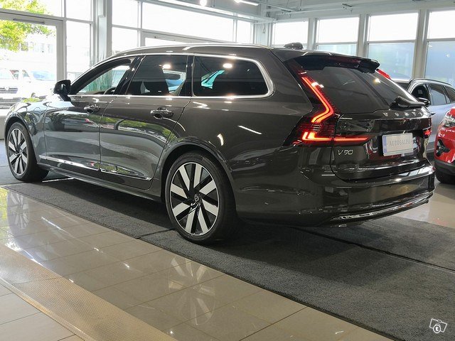 VOLVO V90 4