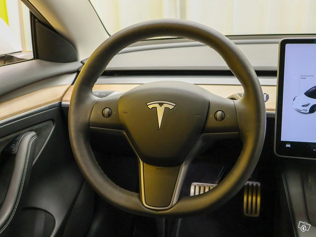 Tesla Model 3 4