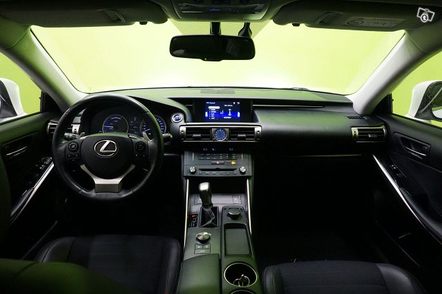 Lexus IS 9