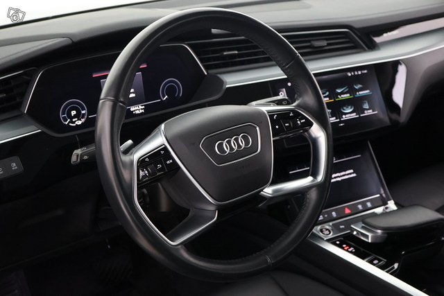 Audi E-tron 11