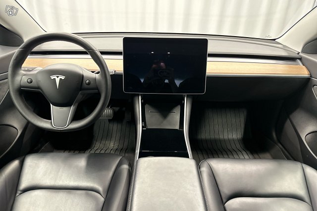 Tesla Model 3 7