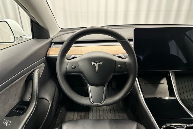 Tesla Model 3 8