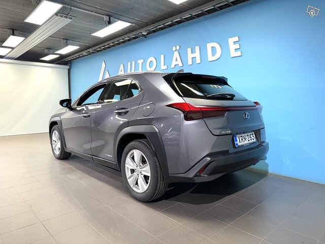 Lexus UX 14