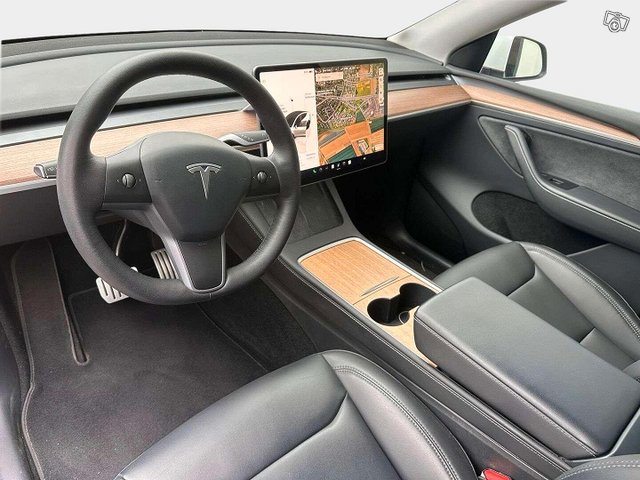 TESLA MODEL Y 2