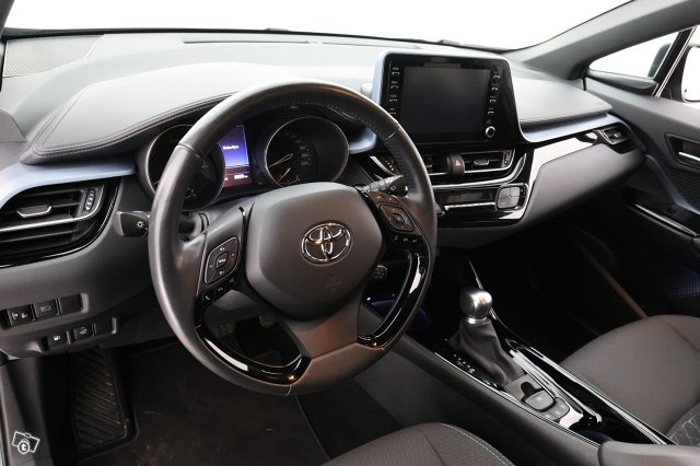 TOYOTA C-HR 17