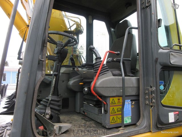 Komatsu PW130-6 Pyöräalustainen Kaivinkone 16