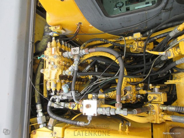 Komatsu PW130-6 Pyöräalustainen Kaivinkone 24