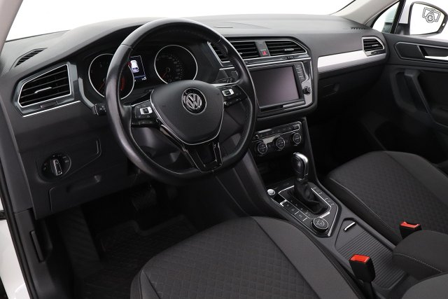 VOLKSWAGEN Tiguan 11