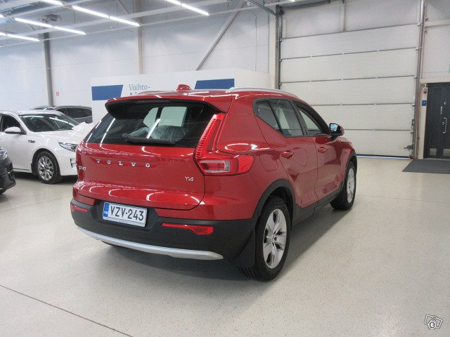 VOLVO XC40 4