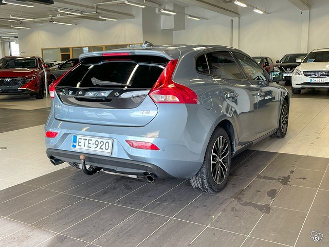 VOLVO V40 2