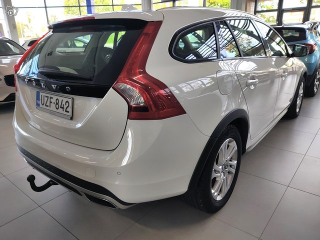 VOLVO V60 Cross Country 2