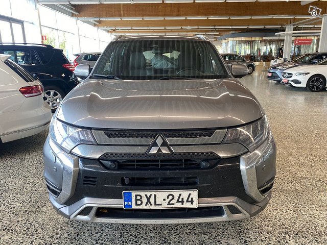 Mitsubishi Outlander PHEV 2