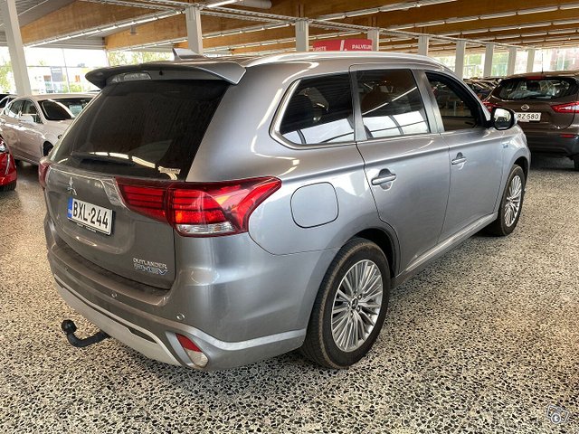 Mitsubishi Outlander PHEV 7