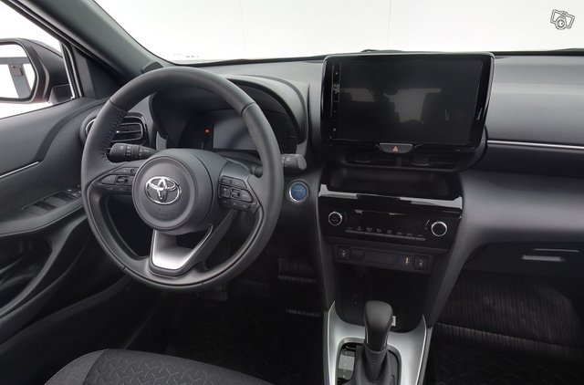 Toyota Yaris Cross 13