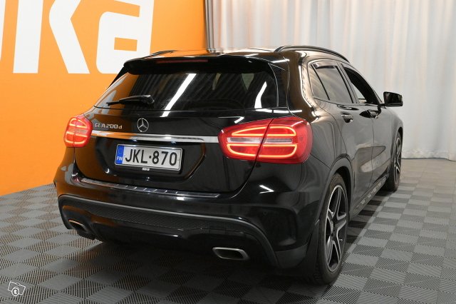 Mercedes-Benz GLA 8