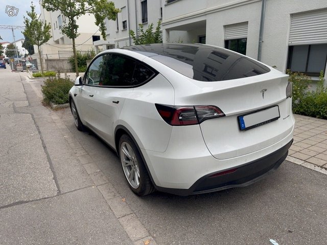 Tesla Model Y 2