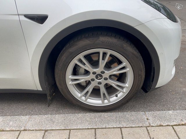 Tesla Model Y 5