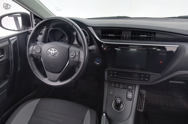 Toyota Auris 13