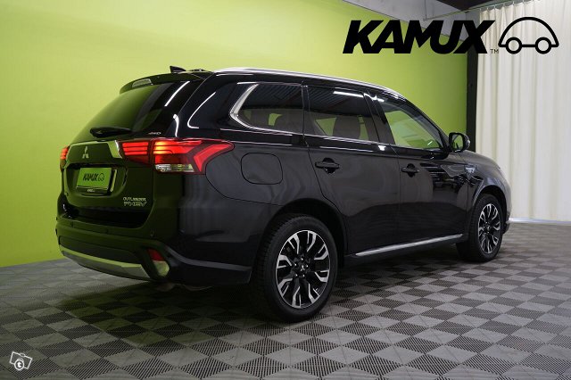 Mitsubishi Outlander PHEV 4