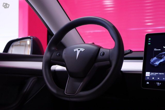 Tesla Model Y 8