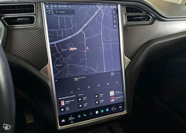 Tesla Model X 10