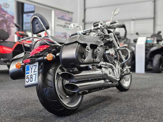 Suzuki Intruder 17