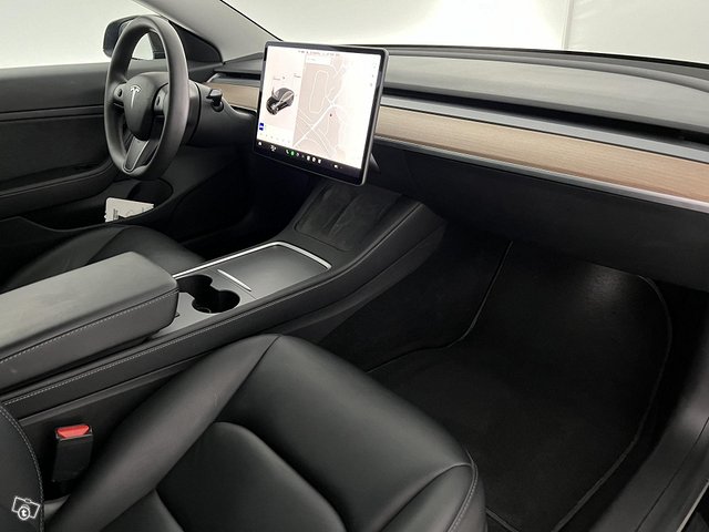 Tesla Model 3 8