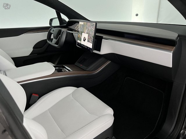 Tesla Model X 8