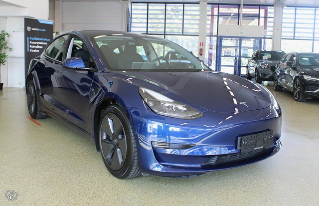 Tesla Model 3 4